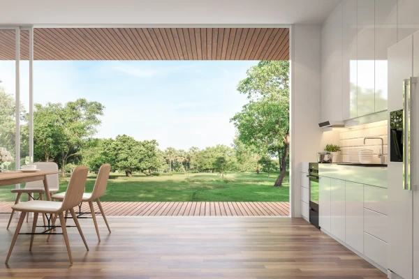 Baies vitrées ouvertes sur le jardin