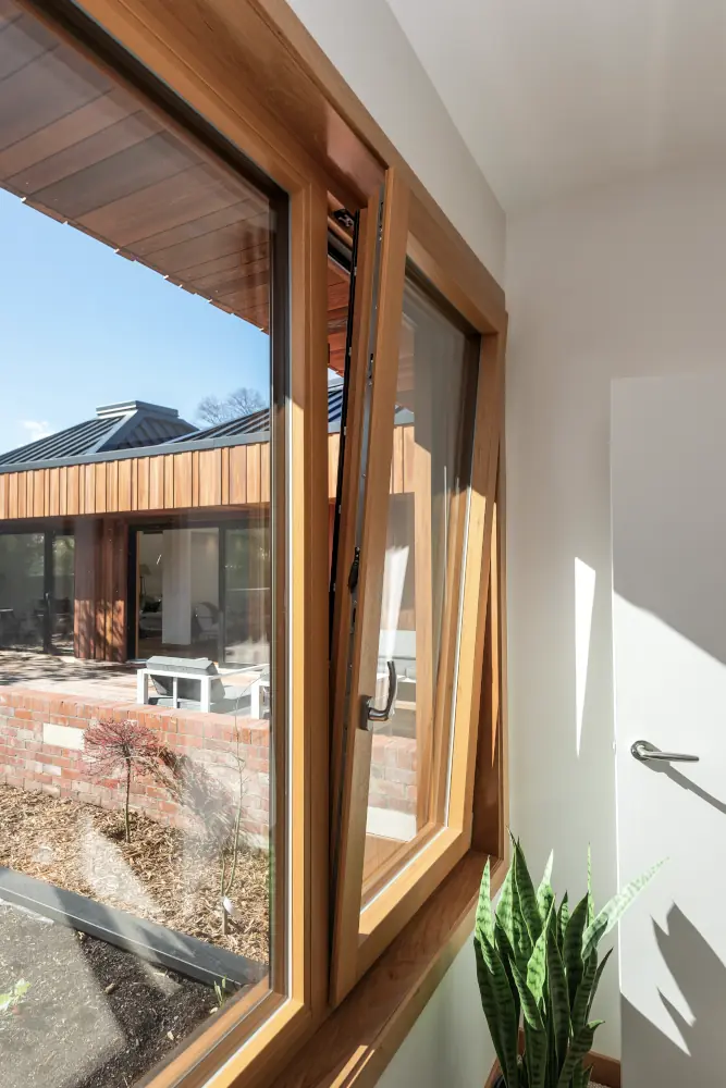 fenêtre basculante en bois